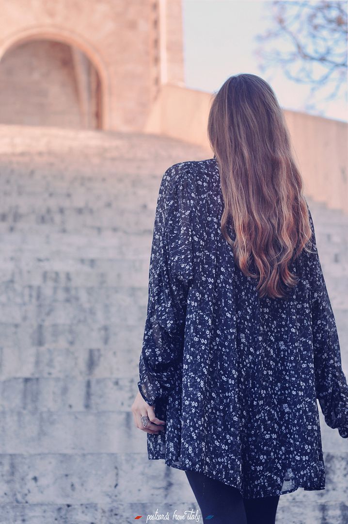 Outfit mono de gasa con medias negras. Gauze playsuit / jumpsuit with black stocking