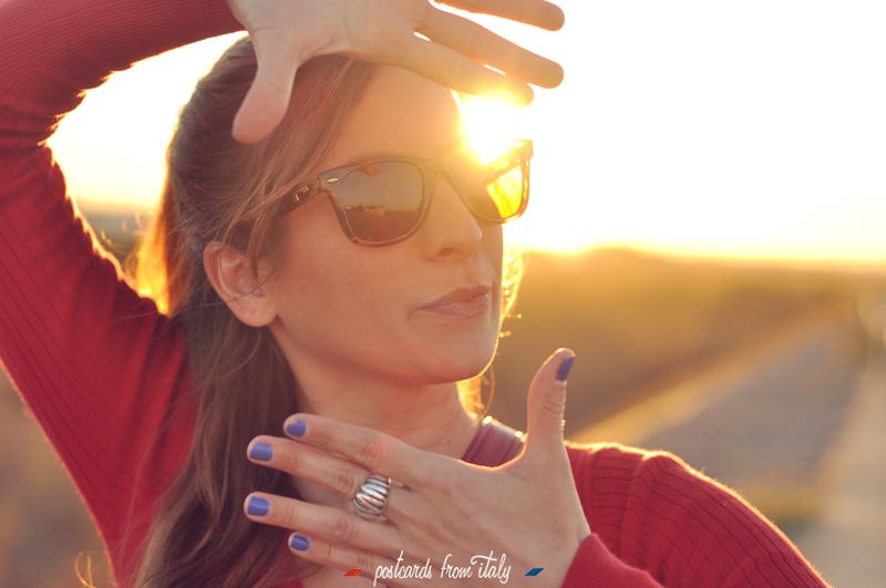 Estilo seventies con gafas polarizadas Roberto y falda talle alto y cierre delantero.'