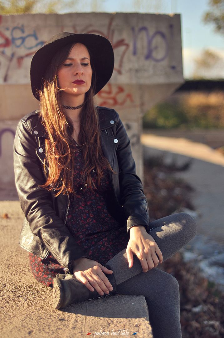 Outfit con chupa/chaqueta/biker de cuero, vestido floreado y sombrero de fieltro