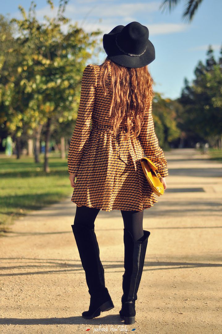 Vestido de Minueto modelo Sandra amarillo, sombrero y botas negras.'