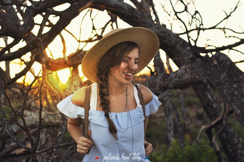 Outfit con vestido off the shoulder y canotier