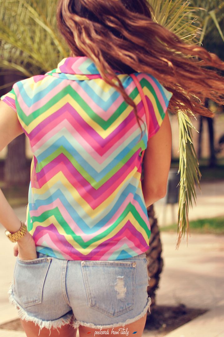 Outfit blusa multicolor de Minueto Rainbow Top con shorts y cangrejeras.