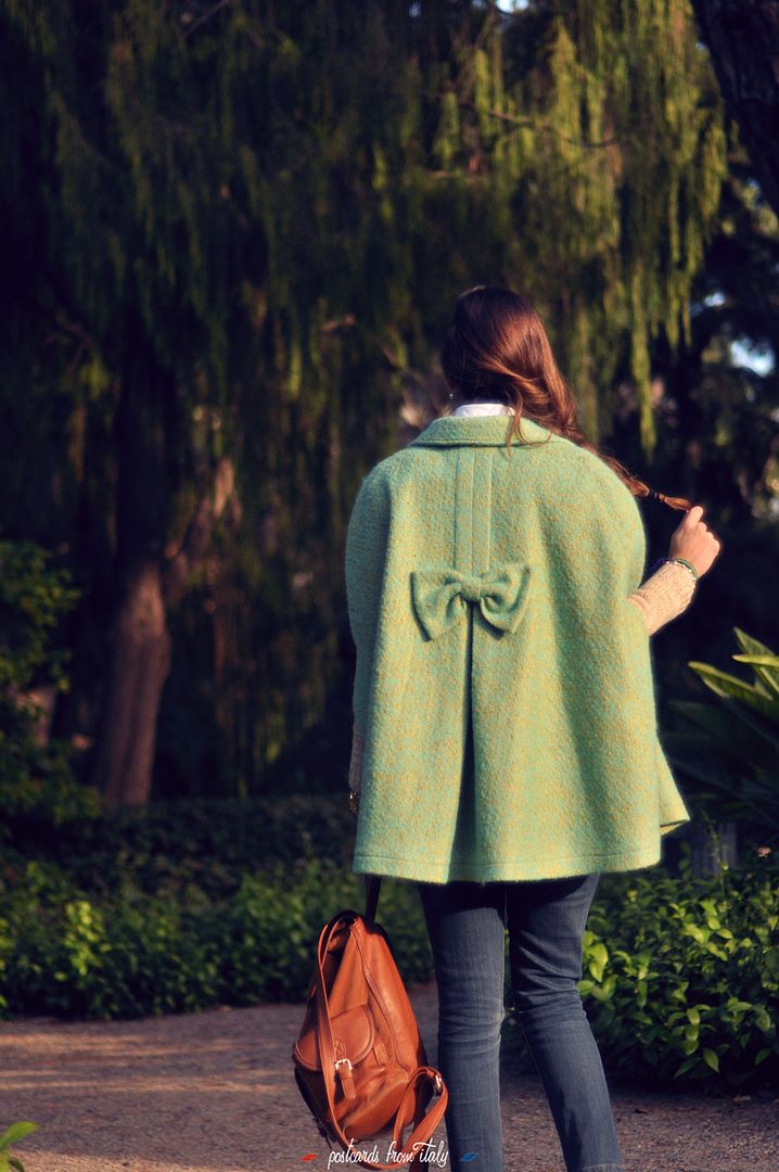 Outfit con capa Madison de Minueto y mochila de cuero