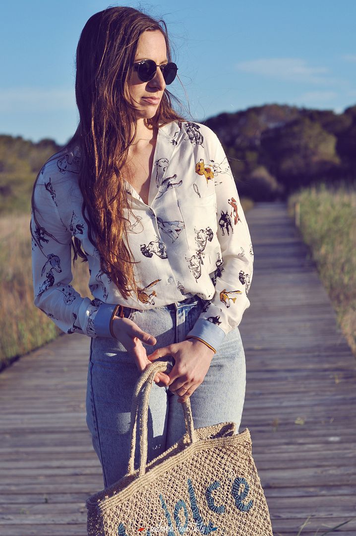 Outfit mom jeans, camisa pijama y bolso The Jacksons London de yute.