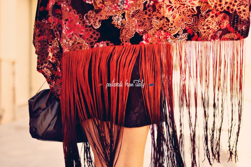 Outfit con kimono de flecos. Fringe Kimono.