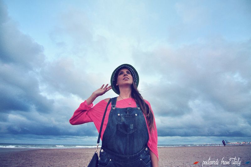 Outfit en la playa con pichi vaquero y sombrero de Bimba y Lola.'