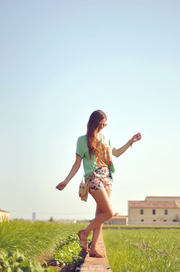 Shorts con flores y camiseta de Dolores Promesas. Las únicas lágrimas que corren mi rimel son las de alegría