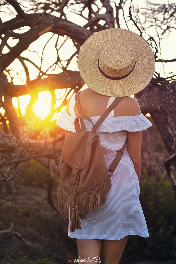 Outfit con vestido off the shoulder y canotier