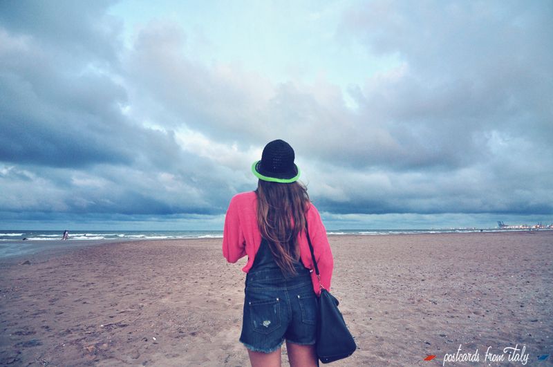 Outfit en la playa con pichi vaquero y sombrero de Bimba y Lola.'