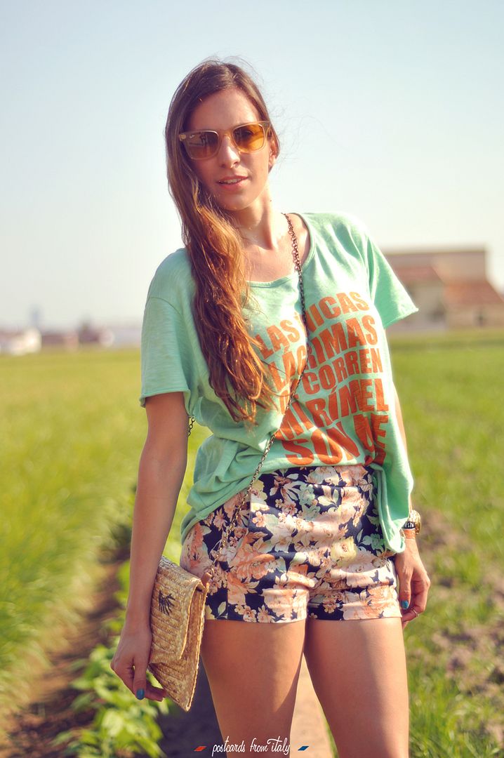 Shorts con flores y camiseta de Dolores Promesas. Las únicas lágrimas que corren mi rimel son las de alegría