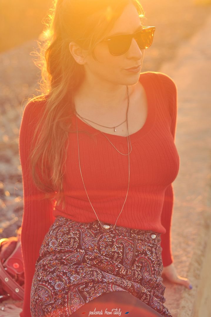 Estilo seventies con gafas polarizadas Roberto y falda talle alto y cierre delantero.'