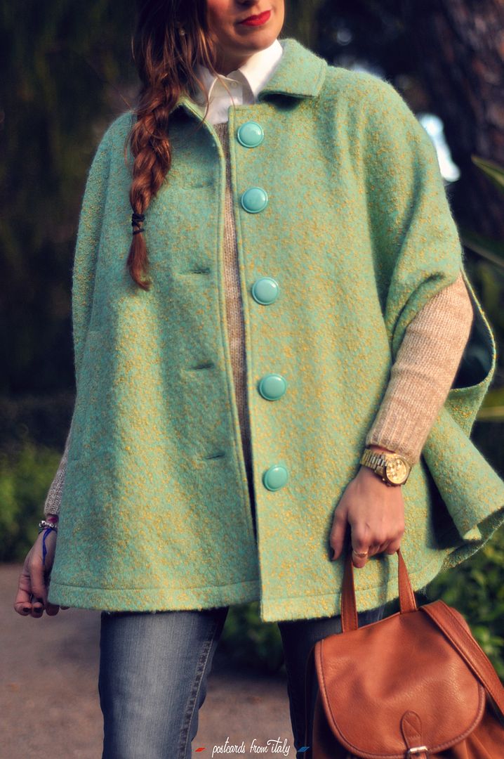 Outfit con capa Madison de Minueto y mochila de cuero