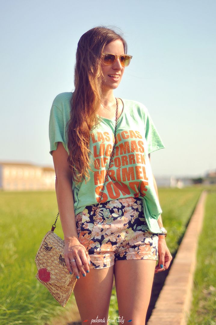Shorts con flores y camiseta de Dolores Promesas. Las únicas lágrimas que corren mi rimel son las de alegría