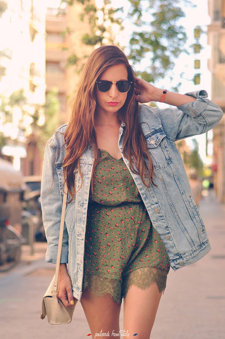 Estilo Grunge con chaqueta vaquera oversize. Grunge style with oversize jean jacket