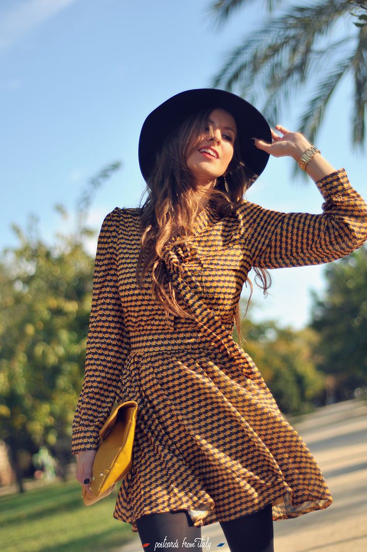 Vestido de Minueto modelo Sandra amarillo, sombrero y botas negras.'