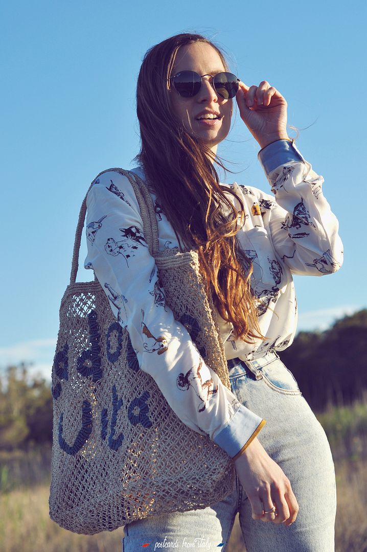 Outfit mom jeans, camisa pijama y bolso The Jacksons London de yute.