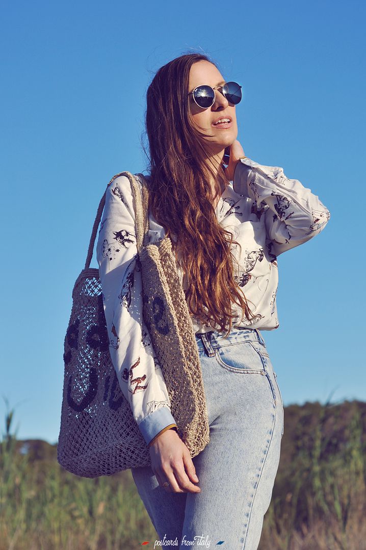 Outfit mom jeans, camisa pijama y bolso The Jacksons London de yute.