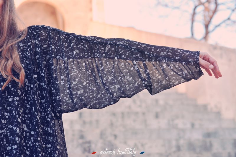Outfit mono de gasa con medias negras. Gauze playsuit / jumpsuit with black stocking