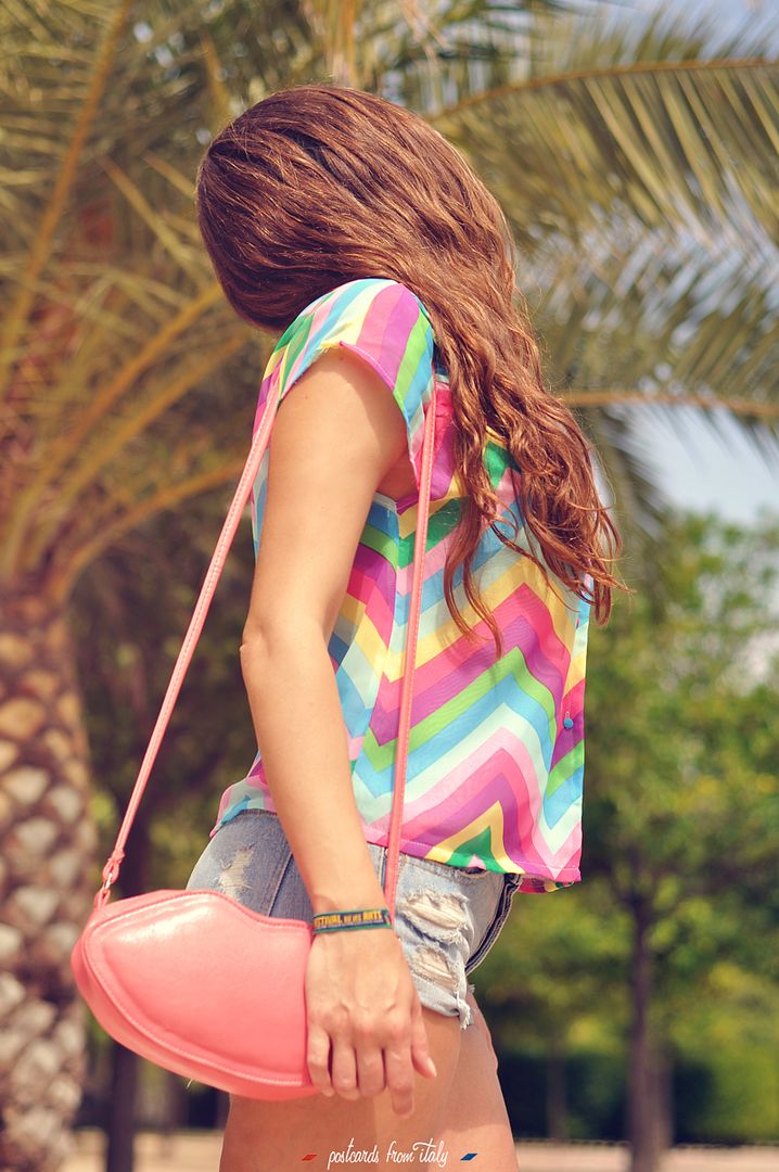 Outfit blusa multicolor de Minueto Rainbow Top con shorts y cangrejeras. 