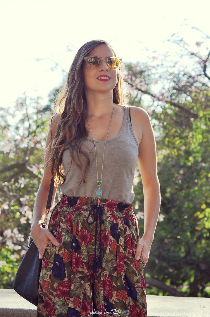 Outfit de pantalon ancho de flores, zapatos de cuña y gafas rayban ice pops amarillas