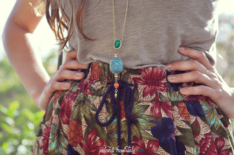 Outfit de pantalon ancho de flores, zapatos de cuña y gafas rayban ice pops amarillas