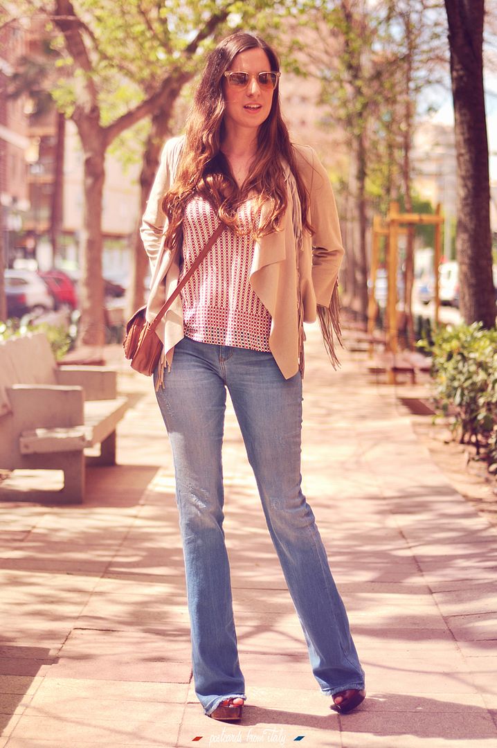 Outfit de pantalón de campana y chaqueta de flecos