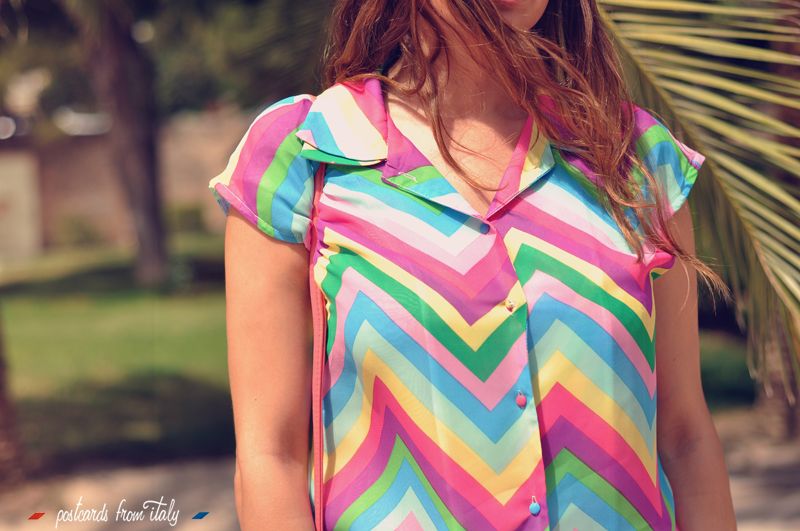 Outfit blusa multicolor de Minueto Rainbow Top con shorts y cangrejeras.
