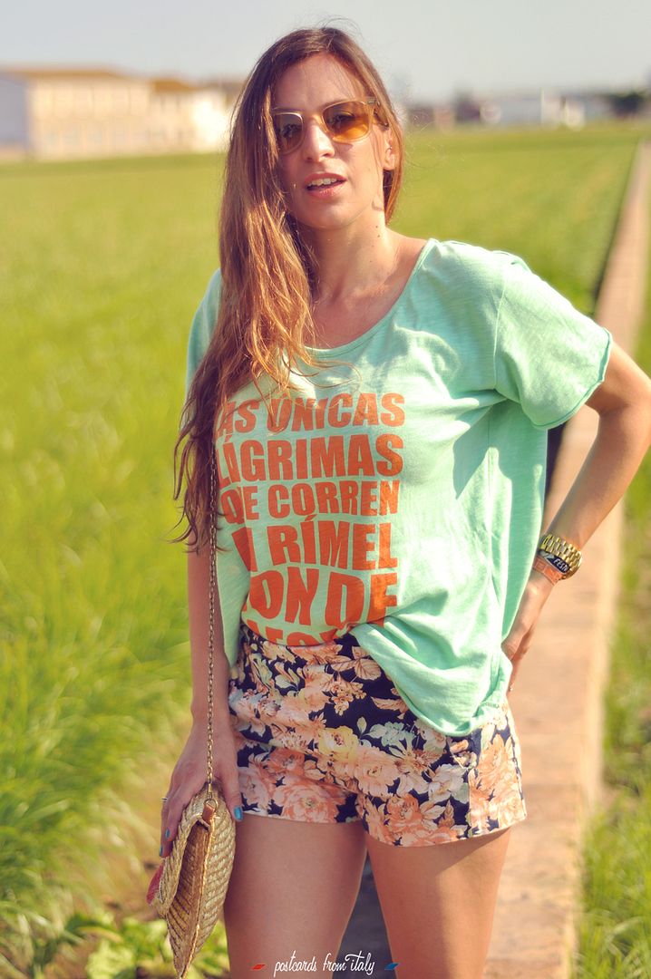 Shorts con flores y camiseta de Dolores Promesas. Las únicas lágrimas que corren mi rimel son las de alegría