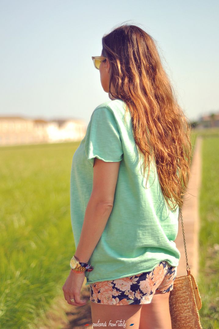 Shorts con flores y camiseta de Dolores Promesas. Las únicas lágrimas que corren mi rimel son las de alegría