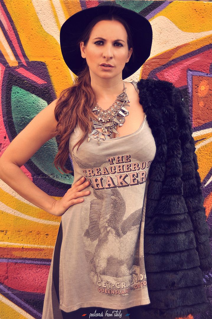 Outfit de abrigo de pelo de estilo boho y rockero, y sombrero de fieltro