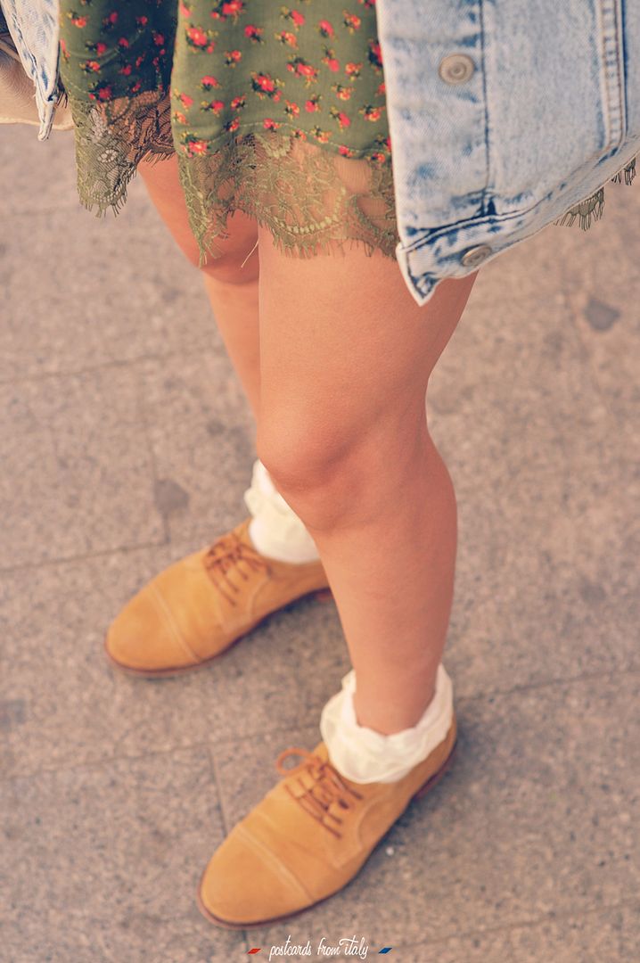 Estilo Grunge con chaqueta vaquera oversize. Grunge style with oversize jean jacket