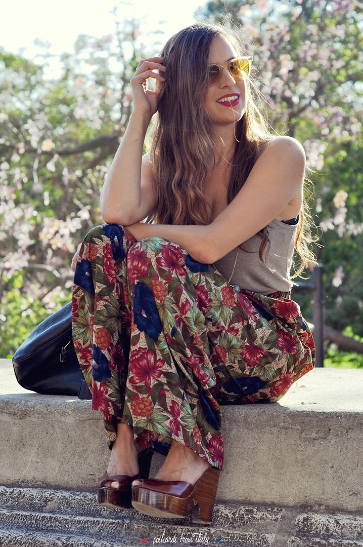 Outfit de pantalon ancho de flores, zapatos de cuña y gafas rayban ice pops amarillas