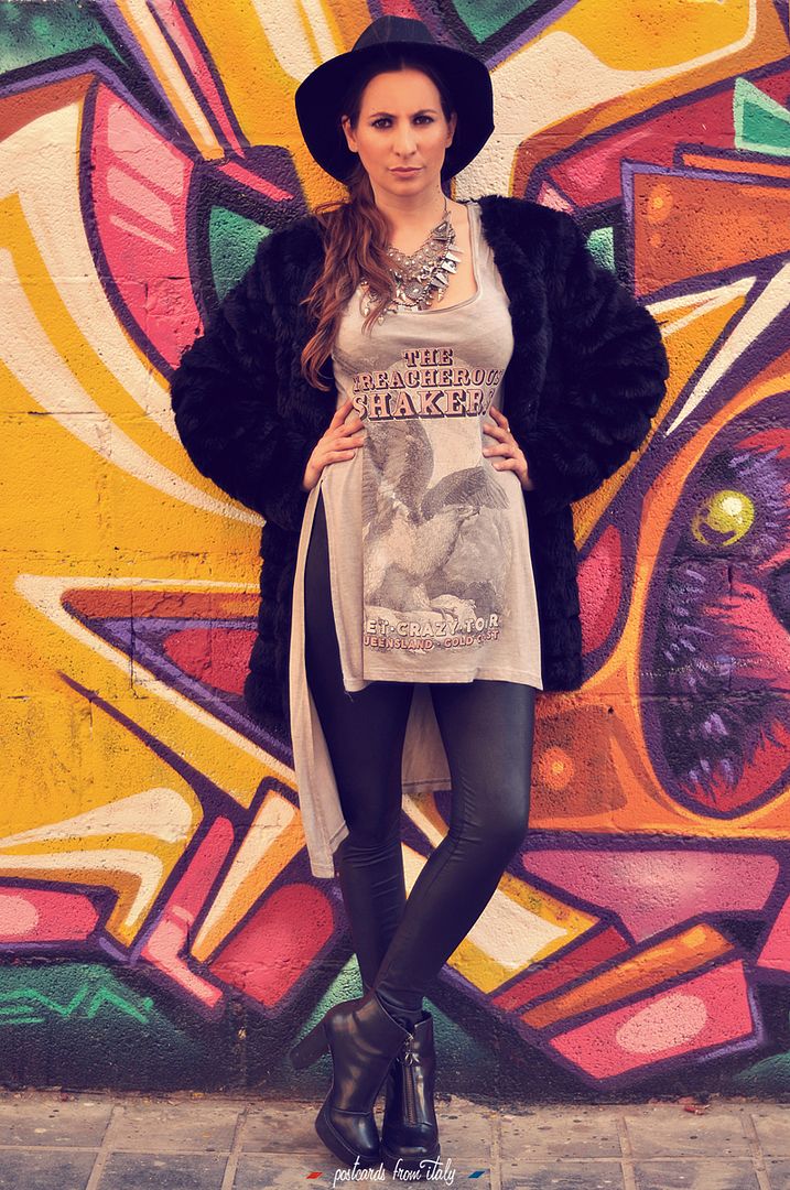 Outfit de abrigo de pelo de estilo boho y rockero, y sombrero de fieltro