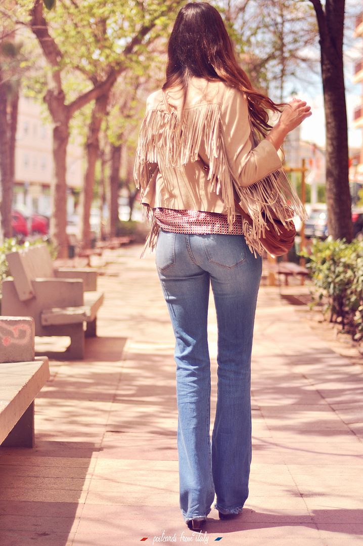 Outfit de pantalón de campana y chaqueta de flecos