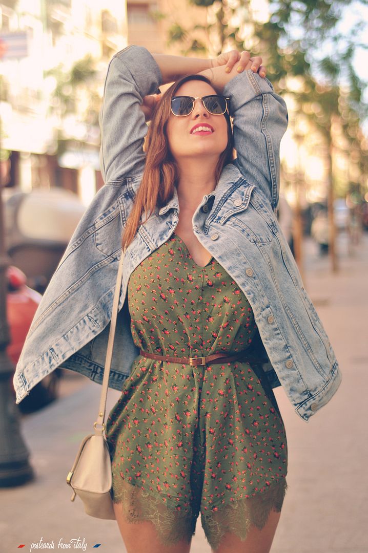 Estilo Grunge con chaqueta vaquera oversize. Grunge style with oversize jean jacket