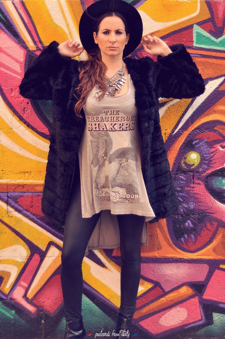 Outfit de abrigo de pelo de estilo boho y rockero, y sombrero de fieltro