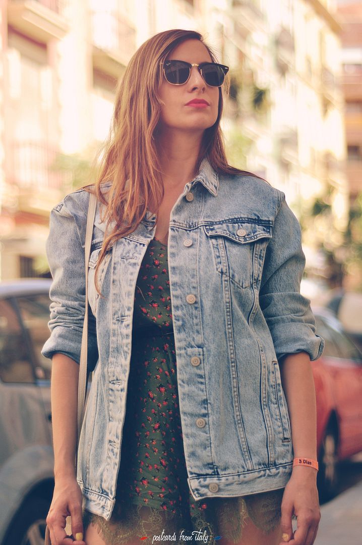 Estilo Grunge con chaqueta vaquera oversize. Grunge style with oversize jean jacket
