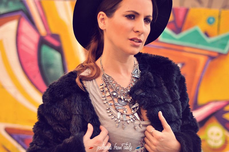 Outfit de abrigo de pelo de estilo boho y rockero, y sombrero de fieltro