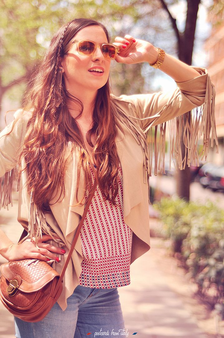 Outfit de pantalón de campana y chaqueta de flecos