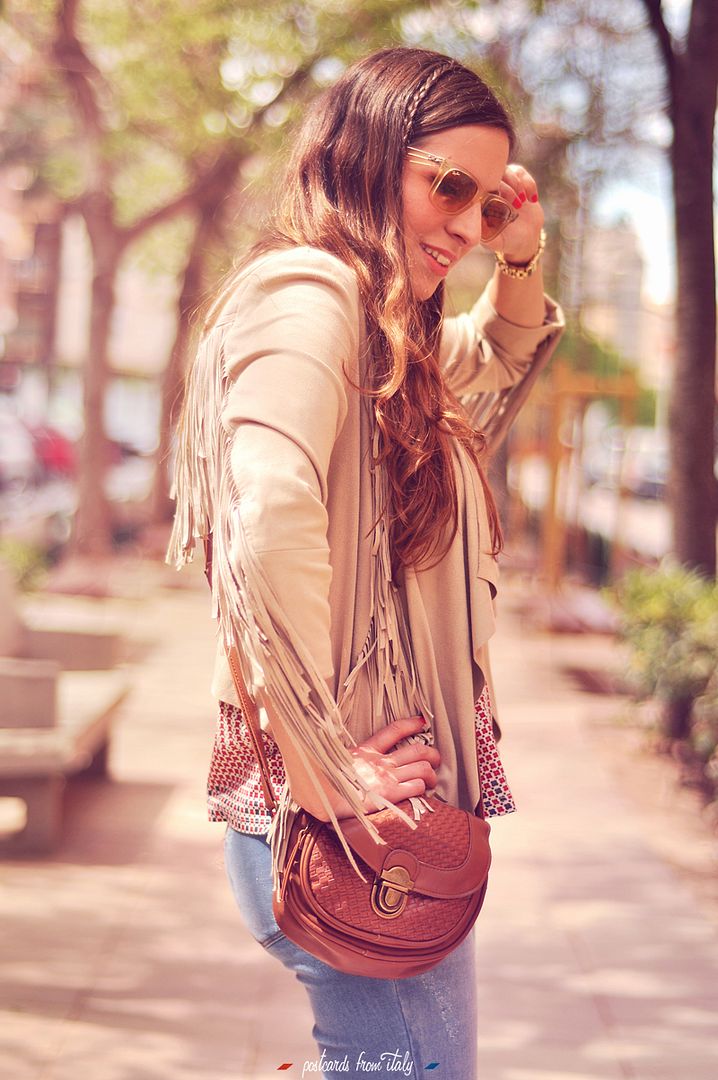 Outfit de pantalón de campana y chaqueta de flecos