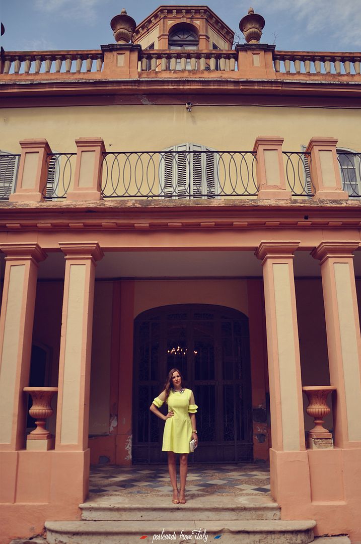 Outfit con vestido de Minueto modelo Bella Dress amarillo.