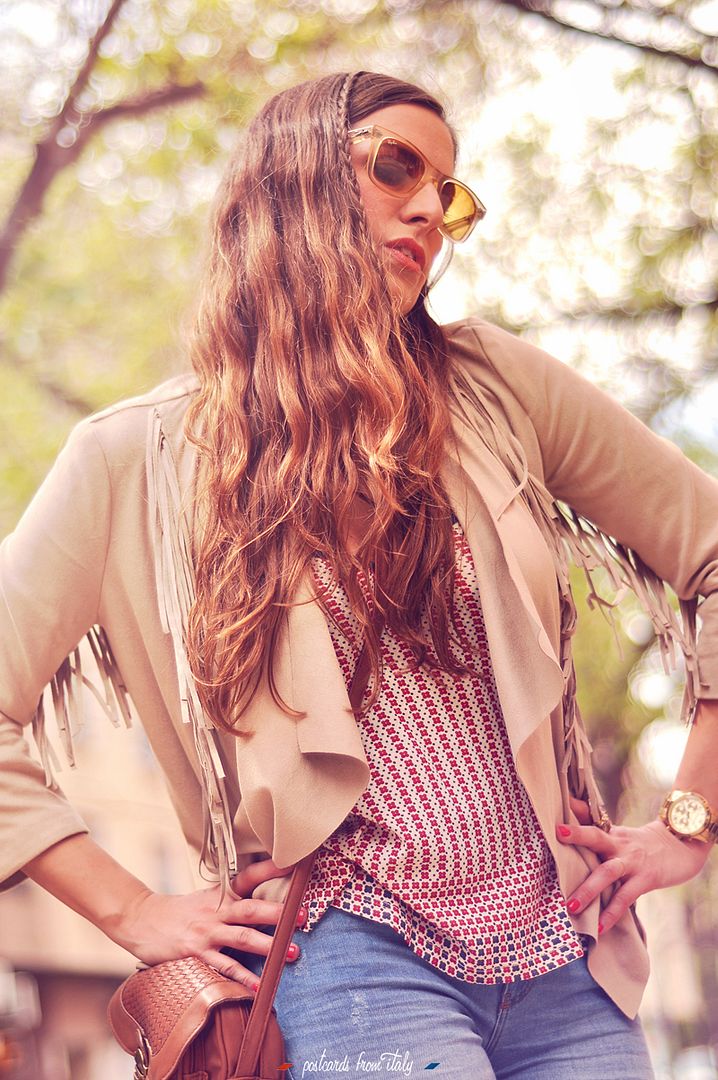 Outfit de pantalón de campana y chaqueta de flecos