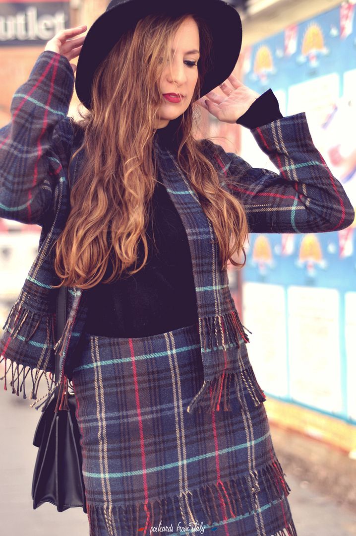 Outfit traje dos piezas con falda.