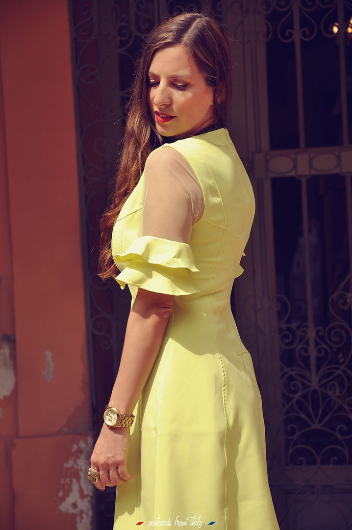 Outfit con vestido de Minueto modelo Bella Dress amarillo. 