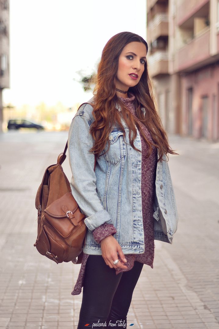 Outfit de chaqueta vaquera con leggings de polipiel y stan smith