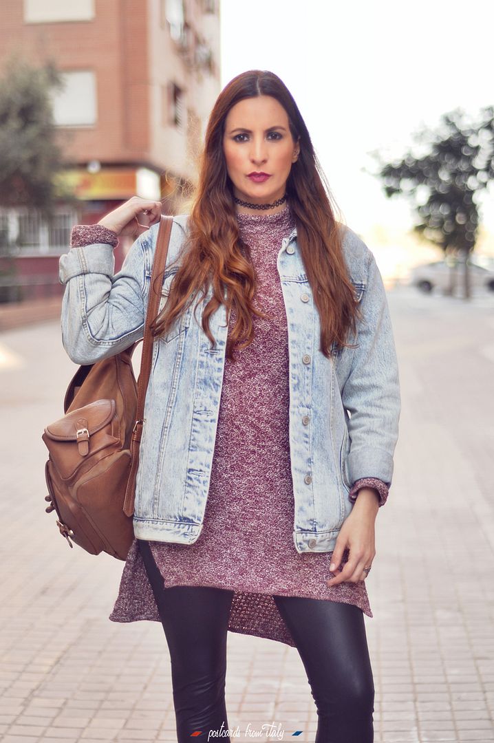Outfit de chaqueta vaquera con leggings de polipiel y stan smith