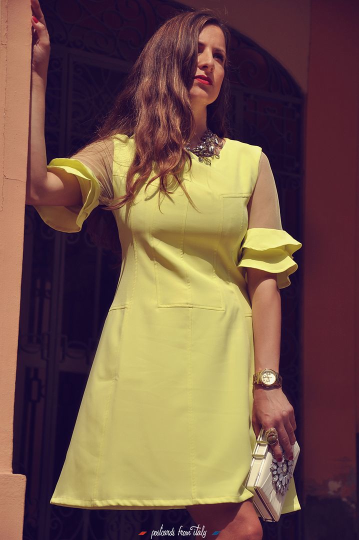 Outfit con vestido de Minueto modelo Bella Dress amarillo.