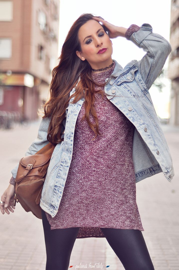 Outfit de chaqueta vaquera con leggings de polipiel y stan smith