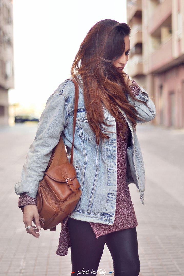 Outfit de chaqueta vaquera con leggings de polipiel y stan smith