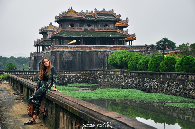 Conjunto traje tropical negro en la ciudad imperial de Hue (Vietnam)